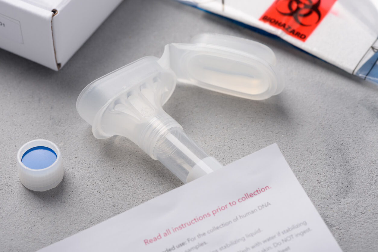 Kit per il prelievo di saliva a domicilio utilizzato per ottenere un campione di DNA in modo non invasivo