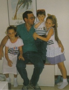 Il padre di Sam Decombel con i suoi figli